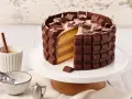 Eine köstliche Kinderriegel Torte, umhüllt von Schokoriegeln und garniert mit Stückchen. Ein Traum für jeden Schokoladenliebhaber!