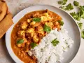 Cremiges Chicken Korma mit Basmatireis und frischem Koriander. Ein köstliches indisches Gericht, das zum Genießen einlädt.