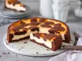 Ein saftiger russischer Zupfkuchen mit cremigem Käsekuchen und schokoladigen Streuseln. Ein Stück wurde bereits herausgeschnitten.