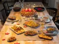 Festlich gedeckter Tisch mit vielen Speisen, Kerzen und Sternen. Perfekt, um das weihnachtsessen einen tag vorher vorbereiten zu können.