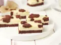 Saftiger russischer Zupfkuchen vom Blech, in Stücke geschnitten, mit Schokoladenstückchen auf cremiger Käsemasse.