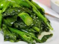 Gedünsteter Pak Choi mit Knoblauch, eine köstliche Beilage, die perfekt zu vielen Gerichten passt. Probieren Sie diese einfachen Pak Choi Rezepte!