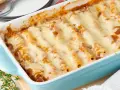 Überbackene Cannelloni mit geschmolzenem Käse in einer blauen Auflaufform, ein köstliches Cannelloni Rezept.