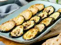 Gegrillte Zucchinischeiben mit Käse, ein schnelles Backofen-Rezept. Perfekt als Beilage oder leichtes Hauptgericht.