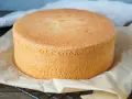 Perfekter Biskuitboden, ideal für jedes biskuitboden rezept. Locker und goldbraun gebacken, wartet er darauf, verziert zu werden.
