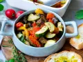 Herzhaftes Ratatouille mit Zucchini, Aubergine und Paprika, serviert in einer Schüssel mit Brot. Perfekt für Ratatouille Rezepte.
