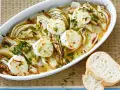 Überbackener Fenchel mit Ziegenkäse, ein köstliches Fenchel Rezept, garniert mit Petersilie und serviert mit Brot.