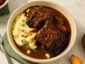 Herzhaftes Rindergulasch mit cremigem Kartoffelpüree, ein perfektes Wein und Essen Erlebnis.