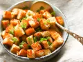 Goldbraune, knusprige Croutons, frisch zubereitet, garniert mit Petersilie in einer Schüssel. Perfekt zum **Croutons selber machen** für Salate oder Suppen.