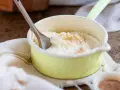 Cremiger Grießbrei, perfekt für ein schnelles Grießbrei Rezept, bestreut mit Zimt in einer kleinen gelben Schüssel.