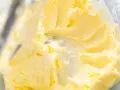 Cremige Buttercreme mit Pudding, perfekt für Kuchenfüllungen und Dekorationen.