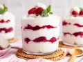 Schichtdessert mit Himbeeren und Kokosflocken, das an Raffaello Creme erinnert.