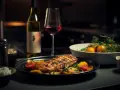 Ein gegrilltes Lachsfilet mit Gemüse, dazu ein Glas Rotwein. Die perfekte Antwort auf die Frage: welcher Wein zu Fisch.