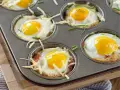 Leckere Osterbrunch Ideen: Gebackene Eier in Muffinform mit Speck, Käse und Schnittlauch.