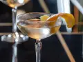 Ein klassischer James Bond Vesper Martini, garniert mit einer Zitronenzeste, in einem eleganten Glas.
