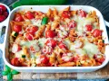 Ein köstlicher, überbackener Auflauf vegetarisch mit Penne, Kirschtomaten und geschmolzenem Käse.