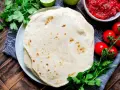 Frische Tortillas, perfekt zum wraps selber machen. Dazu Salsa, Kirschtomaten, Limetten und Koriander.