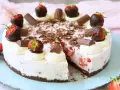 Eine köstliche Yogurette Torte mit frischen Erdbeeren, Schokostückchen und Sahnetupfern. Ein Genuss für alle Sinne!
