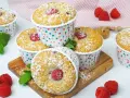 Leckere Muffins mit Himbeeren, bestäubt mit Puderzucker. Perfekt zum ei ersatz backen und Genießen.