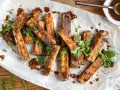 Marinierter Tofu, knusprig gebraten und mit frischem Koriander und einer dunklen Sauce garniert. Perfekt zum **Tofu marinieren** und Genießen.