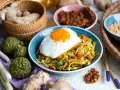 Bami Goreng mit Spiegelei, Ingwer, Kaffirlimetten und Zitronengras. Ein Fest für die Sinne!