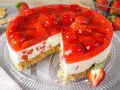 Saftige Erdbeertorte mit Frischkäsefüllung und rotem Tortenguss. Ein Traum für alle, die beste Torten Rezepte lieben!
