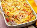 Ein köstlicher, schneller Auflauf ohne Vorkochen mit Nudeln, Schinken, Erbsen und Paprika, überbacken mit Käse.
