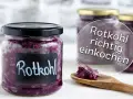 Gläser mit Rotkohl, bereit zum Rotkohl einkochen. Ein Löffel mit Rotkohl liegt daneben.