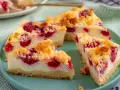 Saftiger Himbeer Streuselkuchen mit cremigem Käsekuchenbelag und knusprigen Streuseln. Ein Genuss für jeden Kaffeetisch.