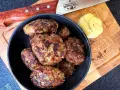 Leckeres Buletten Rezept: Saftige Frikadellen in einer Schüssel, daneben Senf und ein Messer. Perfekt für den Grill oder die Pfanne.