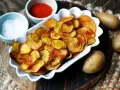 Selbstgemachte Kartoffelchips, goldbraun und knusprig, mit Salz und Paprikapulver. So einfach ist kartoffelchips selber machen!