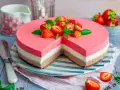Dreischichtiger no bake kuchen mit Erdbeeren und Minze. Ein Traum aus Frucht, Creme und Schokolade, der keine Hitze braucht.