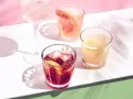 Erfrischende, einfache Cocktails mit Eis und Fruchtgarnitur. Perfekt für einen sonnigen Nachmittag.