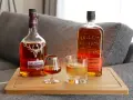Zwei Flaschen und Gläser mit Whiskey zeigen die whiskey sorten unterschiede: ein Dalmore Scotch und ein Bulleit Bourbon.