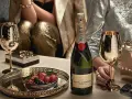 Elegante Szene mit Moët & Chandon Champagnerflasche, goldenen Gläsern und Beeren. Die Herkunft des Luxus wird durch die Marke und die festliche Atmosphäre betont.