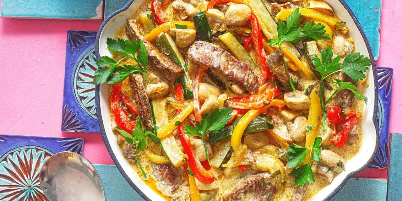 Herzhaftes Steakpfanne Rezept mit Zucchini, Paprika und Pilzen in cremiger Sauce, garniert mit Petersilie.