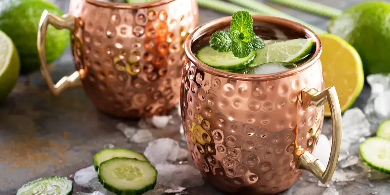 Erfrischender London Mule mit Gurke und Minze im Kupferbecher. Ein tolles Rezept für heiße Tage.
