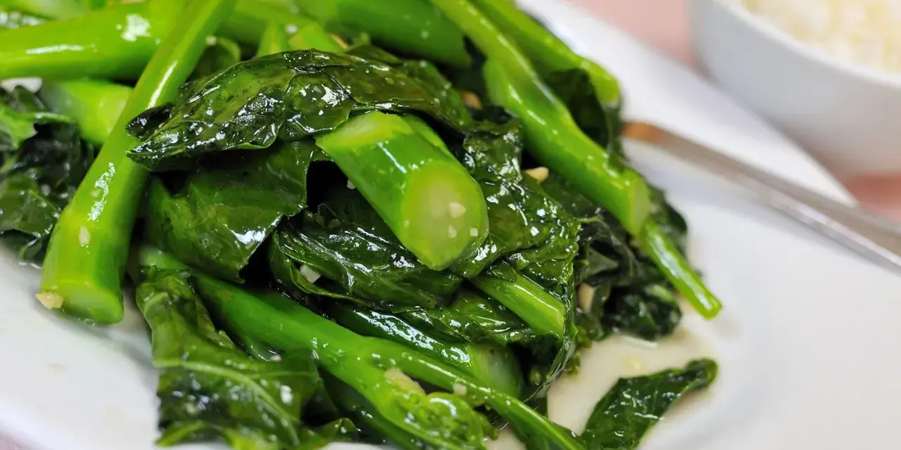 Gedünsteter Pak Choi mit Knoblauch, eine köstliche Beilage, die perfekt zu vielen Gerichten passt. Probieren Sie diese einfachen Pak Choi Rezepte!