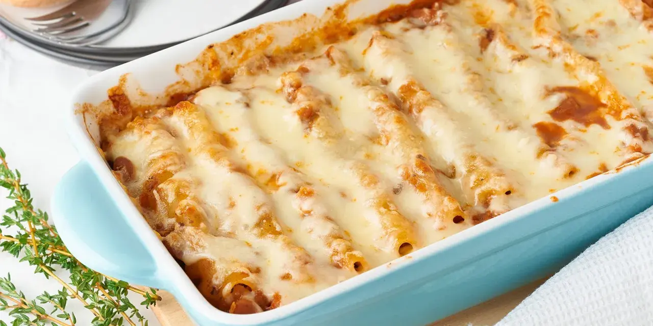 Überbackene Cannelloni mit geschmolzenem Käse in einer blauen Auflaufform, ein köstliches Cannelloni Rezept.