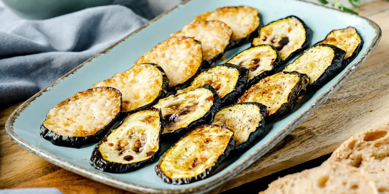 Gegrillte Zucchinischeiben mit Käse, ein schnelles Backofen-Rezept. Perfekt als Beilage oder leichtes Hauptgericht.