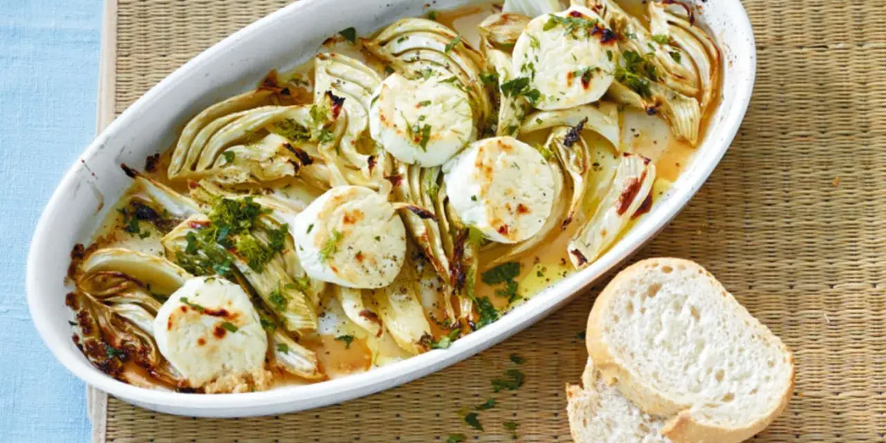Überbackener Fenchel mit Ziegenkäse, ein köstliches Fenchel Rezept, garniert mit Petersilie und serviert mit Brot.