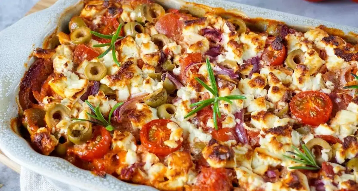 Ofengericht mit Tomaten, Oliven, Feta und Zwiebeln – perfekte partyrezepte aus dem ofen zum vorbereiten.