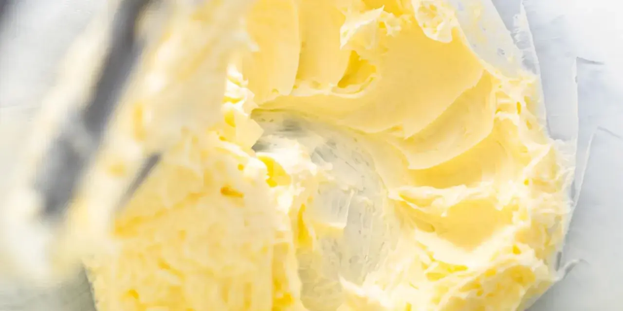 Cremige Buttercreme mit Pudding, perfekt für Kuchenfüllungen und Dekorationen.