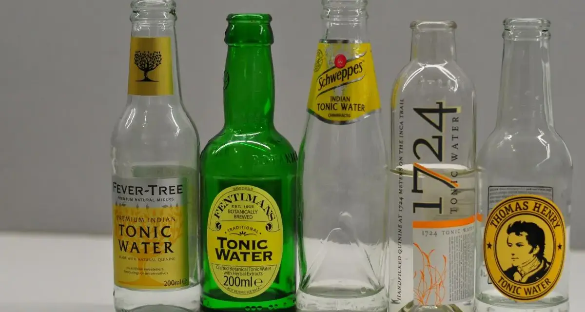 Fünf Flaschen Tonic Water: Fever-Tree, Fentimans, Schweppes, 1724 und Thomas Henry. Sie zeigen, nach was Tonic Water schmeckt: herb-bitter, erfrischend, mit Zitrus- und Kräuternoten.