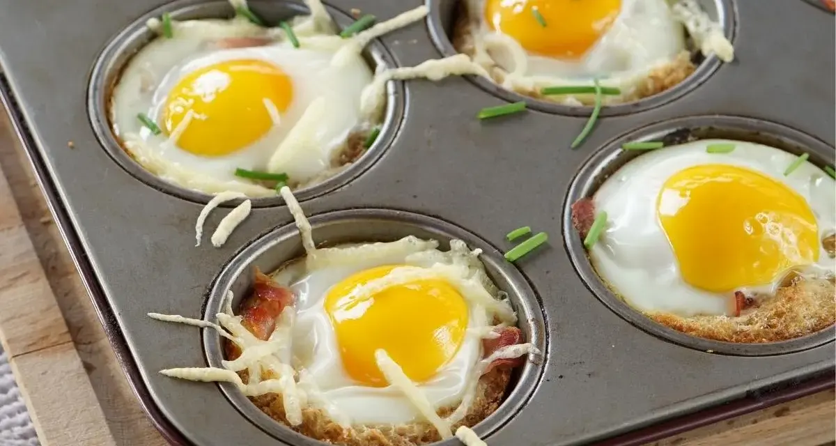 Leckere Osterbrunch Ideen: Gebackene Eier in Muffinform mit Speck, Käse und Schnittlauch.