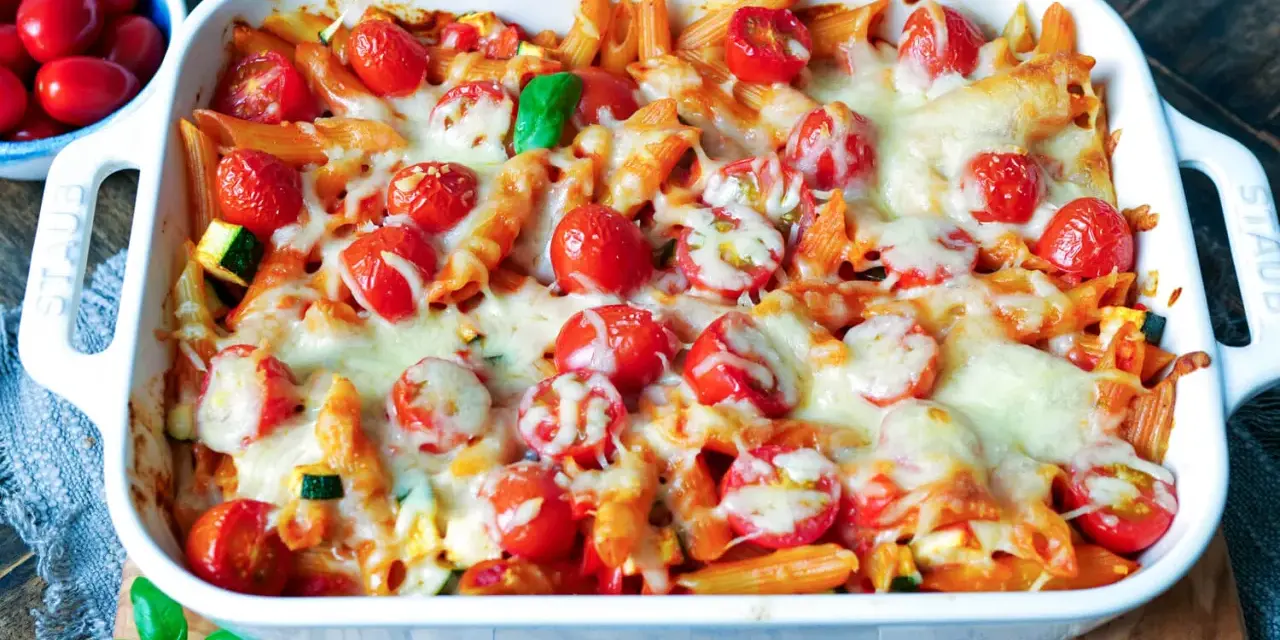 Ein köstlicher, überbackener Auflauf vegetarisch mit Penne, Kirschtomaten und geschmolzenem Käse.