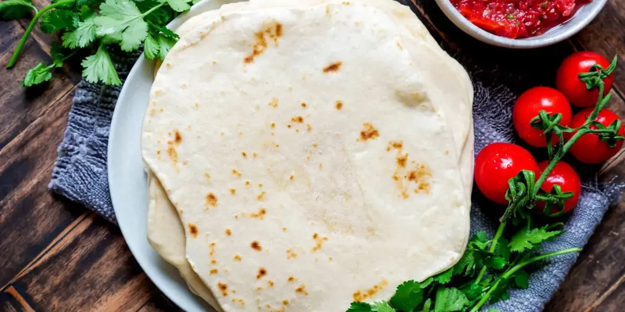 Frische Tortillas, perfekt zum wraps selber machen. Dazu Salsa, Kirschtomaten, Limetten und Koriander.