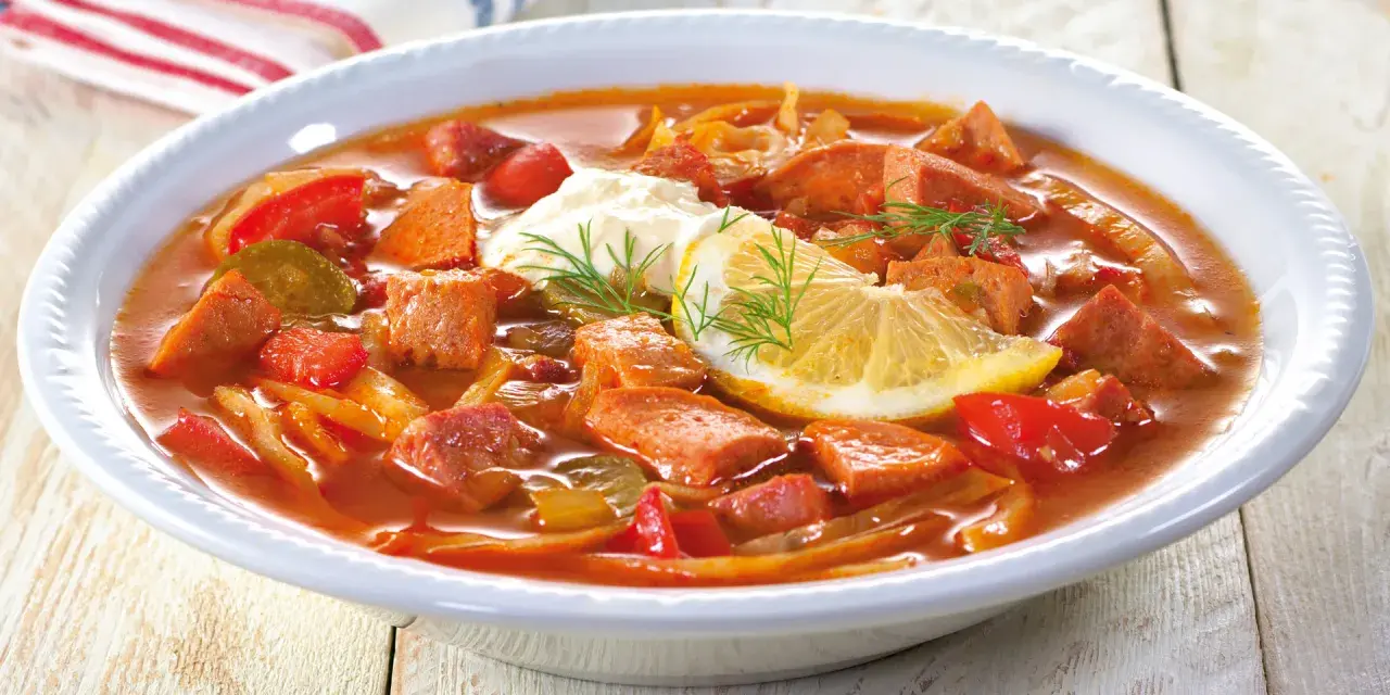 Herzhafte Soljanka mit Wurst, Gemüse und einem Klecks Sahne. Ein tolles Soljanka Rezept für kalte Tage.