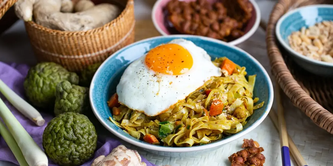 Bami Goreng mit Spiegelei, Ingwer, Kaffirlimetten und Zitronengras. Ein Fest für die Sinne!