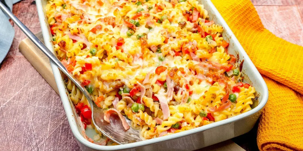 Ein köstlicher, schneller Auflauf ohne Vorkochen mit Nudeln, Schinken, Erbsen und Paprika, überbacken mit Käse.